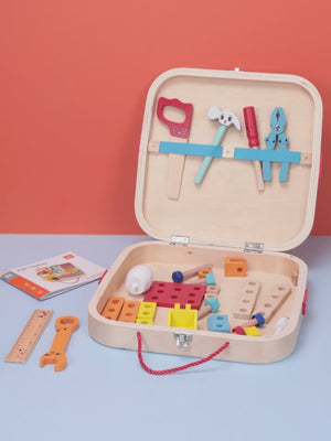 Contents of the DIY wooden toolbox set are presented, demonstrating how to assemble a wooden car and other figures